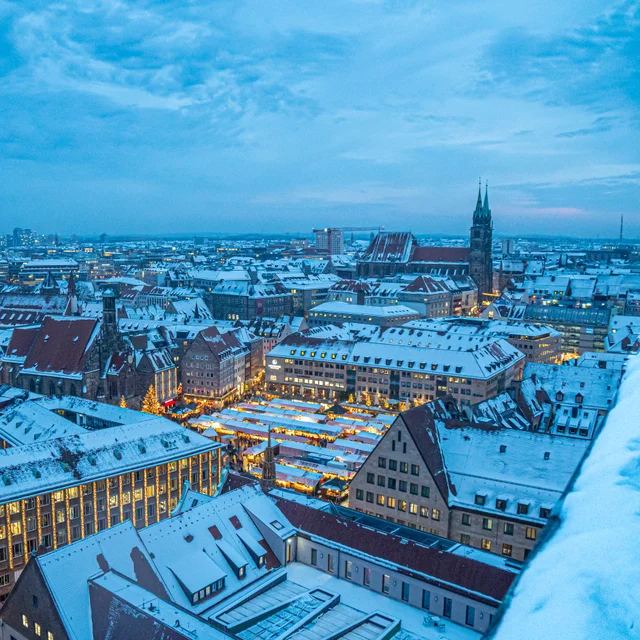Lichter, Lebkuchen, Luftblicke - Turmführung zur Christkindlsmarkteröffnung